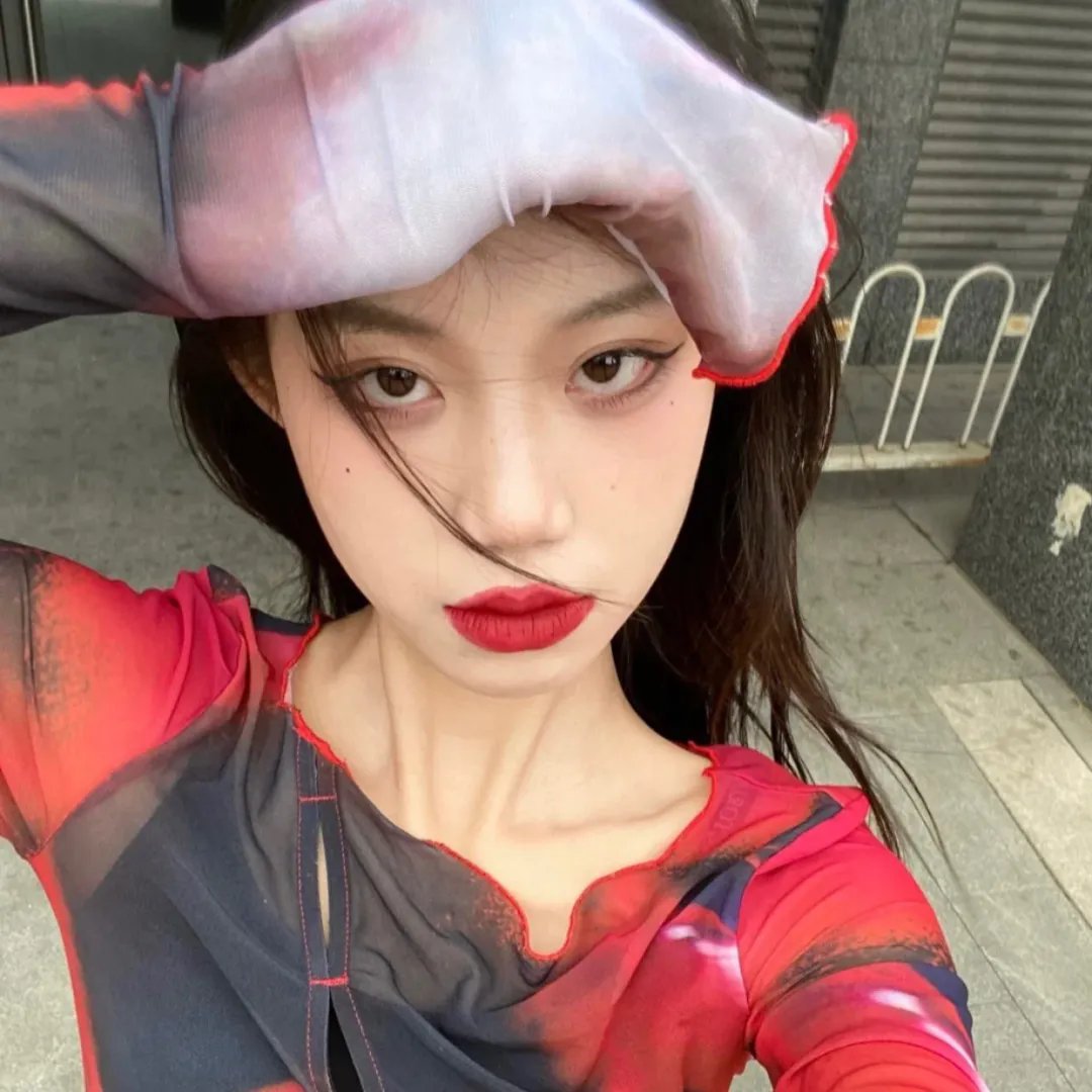 穿着旗袍的女孩海报