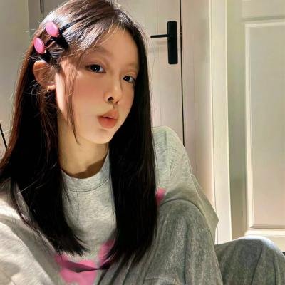 端盘子的姑娘海报